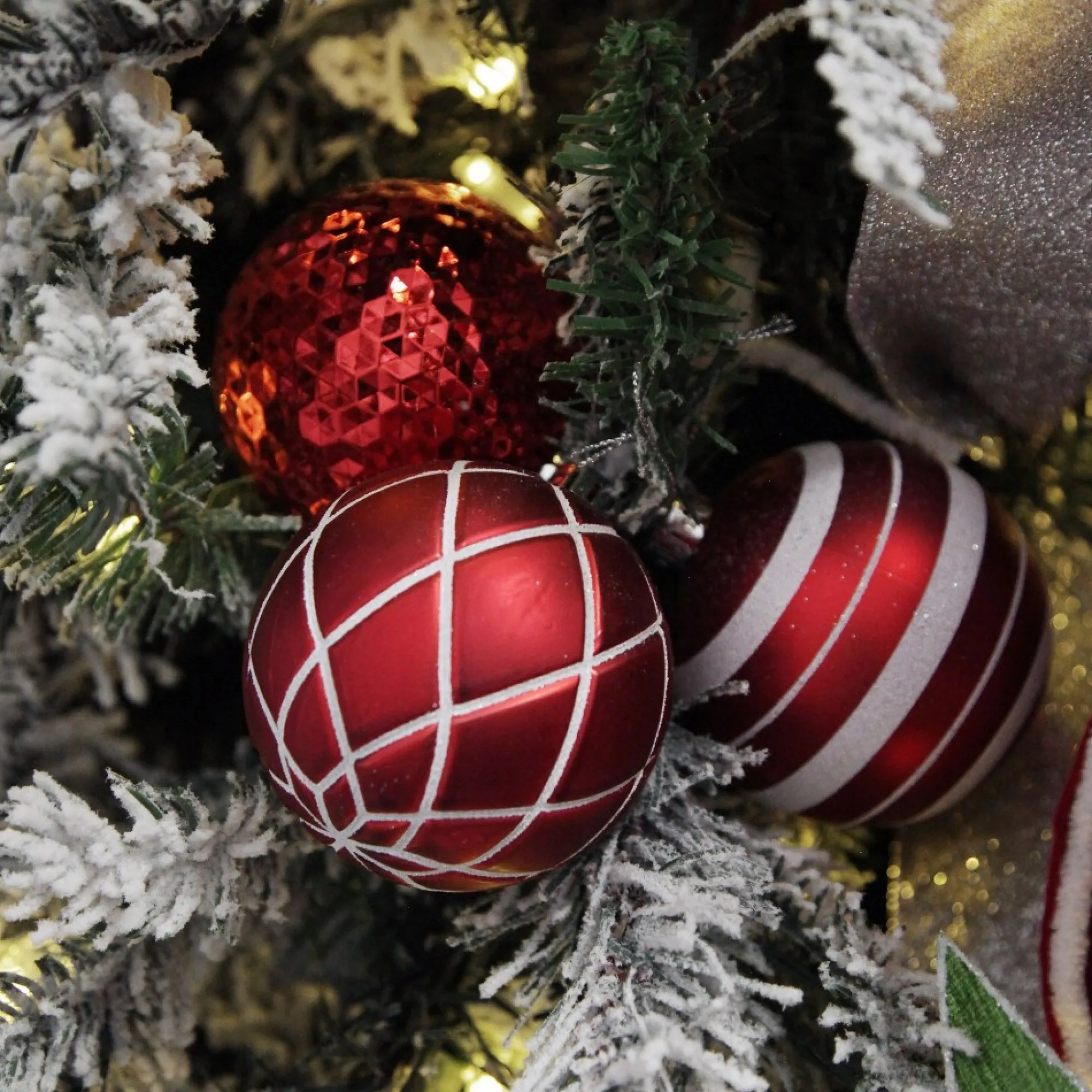Assorted Decorative Red and White Shatterproof Christmas Baubles - Set of 6 Hot